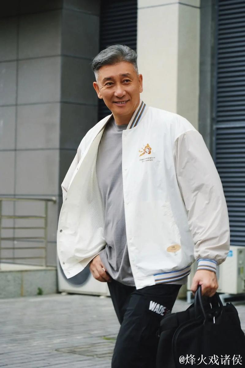 深圳男篮分享明日比赛海报：球队将于明日迎战青岛男篮